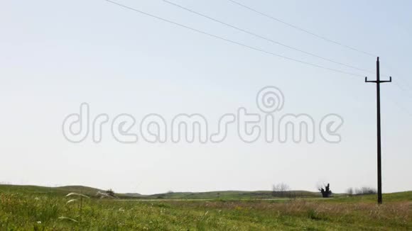 在阳光明媚风和日丽的夏日苏夫车在田野里经过视频的预览图