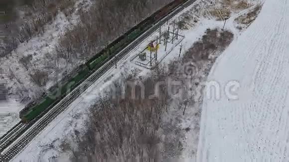 冬季提供货物燃料石油的货运列车的空中景观视频的预览图
