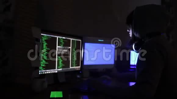 电脑上的女黑客视频的预览图