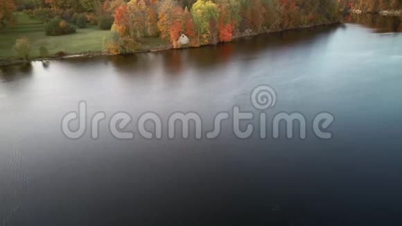 秋季空中景观老科克尼斯城堡遗址和多加瓦河位于科克尼斯拉脱维亚视频的预览图