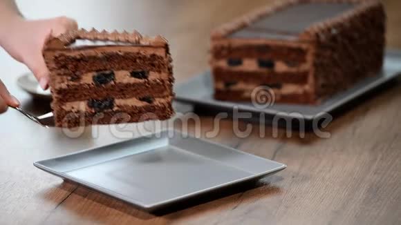 准备一盘巧克力蛋糕视频的预览图