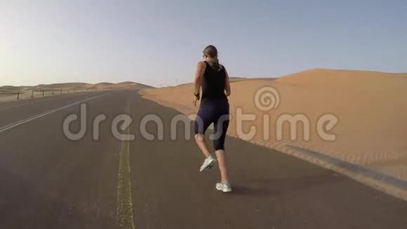 中年妇女在沙漠中运动健身器材视频的预览图