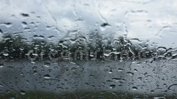 雨滴落在窗户上特写视频的预览图