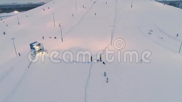 运动员滑雪板在大空中比赛慢动作视频的预览图