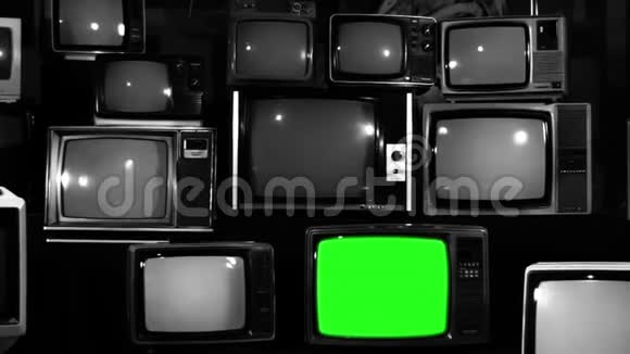 许多TVS与绿色屏幕打开黑白色调放大视频的预览图