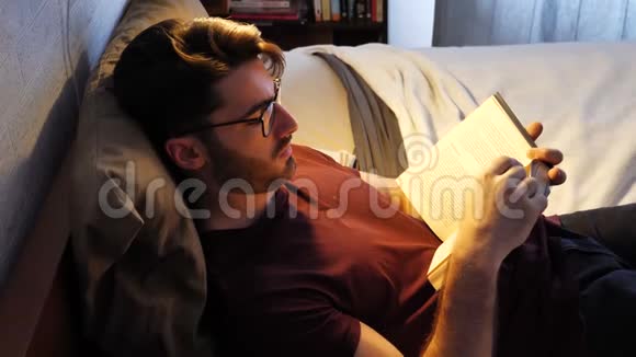 躺在床上看书的年轻人视频的预览图