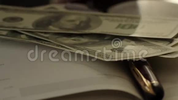 书上的百元钞票视频的预览图