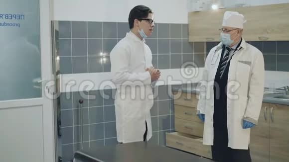 医院里两个医生的谈话4K视频的预览图