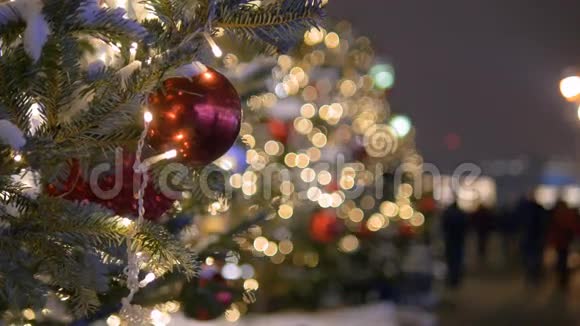 五颜六色的圣诞球收集有用的背景图案特写视频的预览图