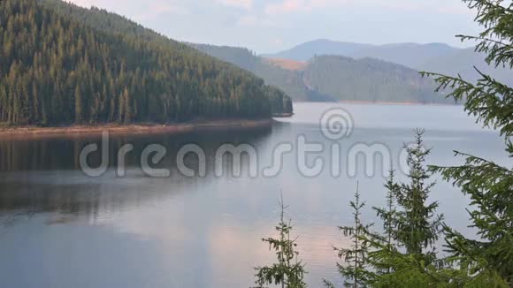 高山威德拉湖夏景视频的预览图