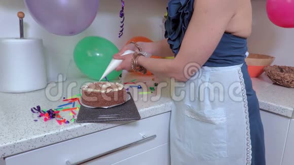 女人用厨房的注射器装饰蛋糕视频的预览图