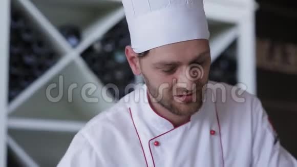 厨师生产面食意大利面食磨床木板擀面杖全部由半月面粉制成视频的预览图