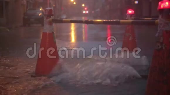 暴雨中溢出的沙井警告信标缓慢移动视频的预览图