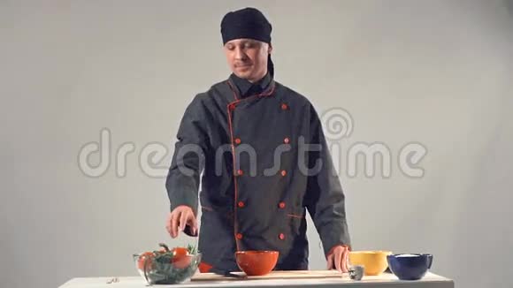 微笑着自信地烹饪亚洲美食视频的预览图