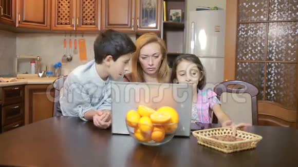 家庭使用计算机网络摄像机因特网通信视频的预览图