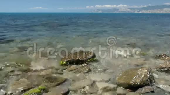 美丽的风景和岩石透明的海洋视频的预览图