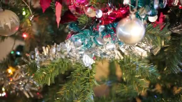 圣诞树上的雪人和圣诞球高清摄像机拍摄视频的预览图