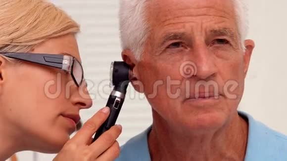 医生检查病人的耳朵视频的预览图