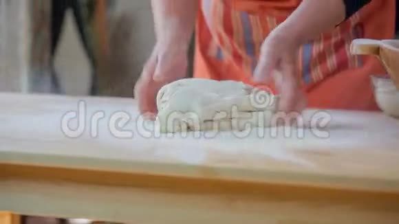 女人揉面团做新鲜面包视频的预览图