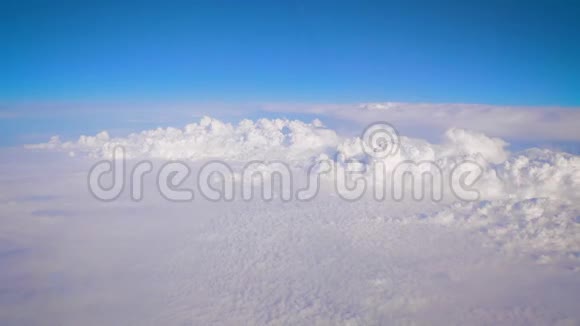 从飞机舷窗可以看到高空飞行在云层上方视频的预览图