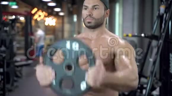年轻的肌肉男在健身房锻炼体重视频的预览图