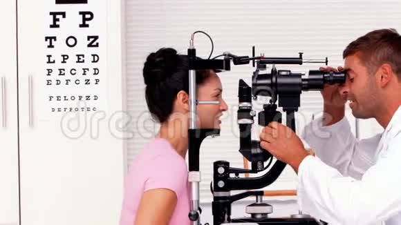 眼科医生检查病人的眼睛视频的预览图