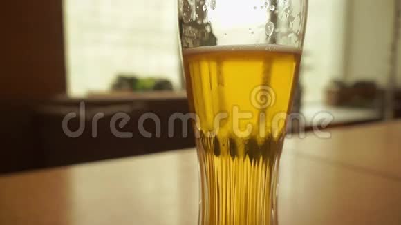 木质背景上的玻璃啤酒视频的预览图