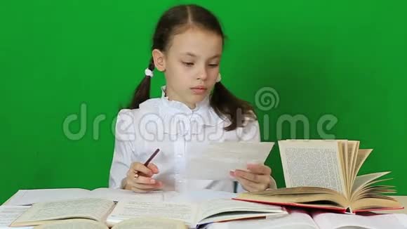 小女孩勤奋地做作业视频的预览图