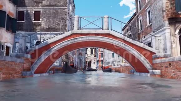 威尼斯运河上的老桥视频的预览图