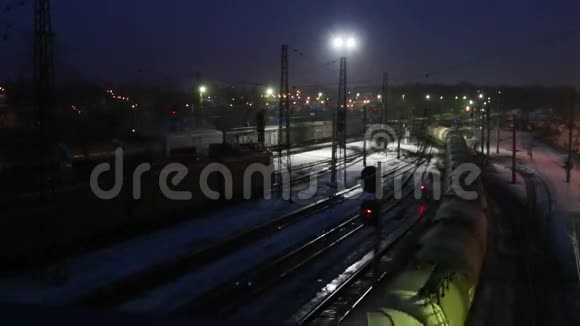 火车夜间在铁路上行驶视频的预览图