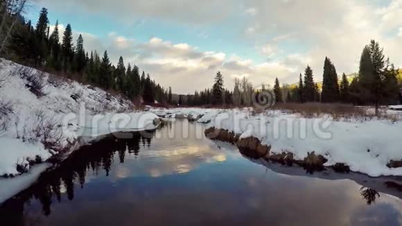 冬天爱达荷河有倒影视频的预览图