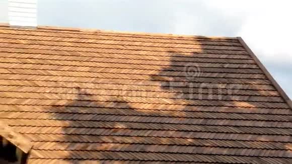 房子的香柏木瓦屋顶的正面景色视频的预览图