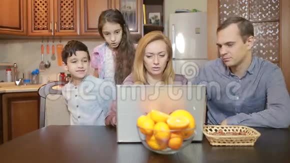家庭使用计算机网络摄像机因特网通信视频的预览图