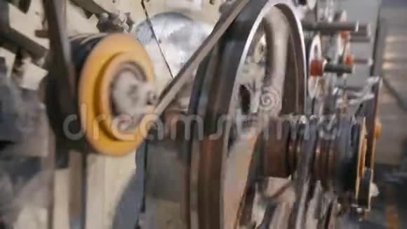 零件在工厂中旋转现代工厂工作元素合成冬化机生产机视频的预览图