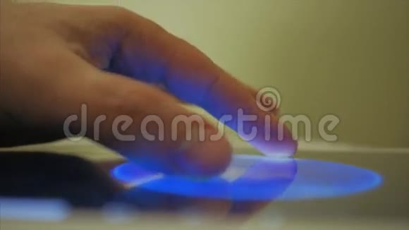 女人用她的平板电脑上网视频的预览图