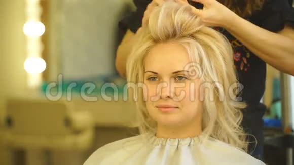 金发女郎在美容院做发型视频的预览图