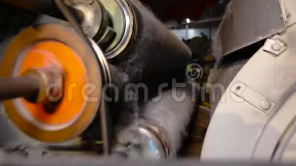 机用于合成冬化剂的生产零件在工厂中旋转现代工厂工作元素视频的预览图