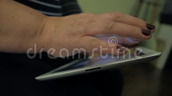 女人用她的平板电脑上网视频的预览图