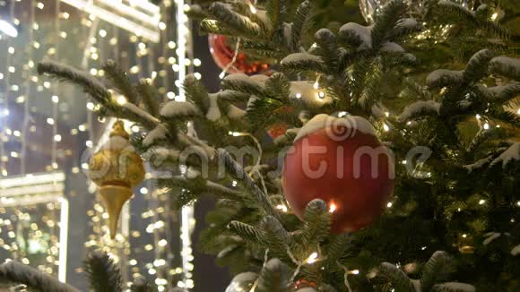 五颜六色的圣诞红球收集有用的背景图案特写视频的预览图