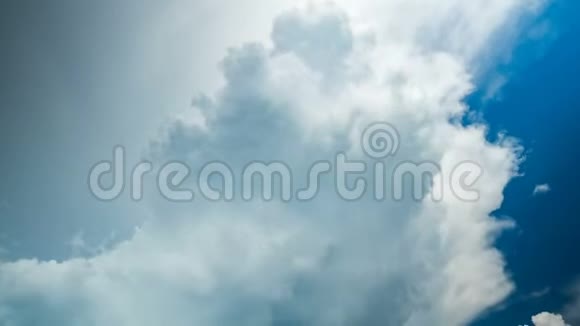 傍晚蓝天上云移的时间流逝视频的预览图