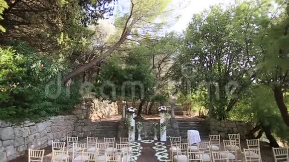 在树林里参观婚礼蒙山别墅米洛克视频的预览图
