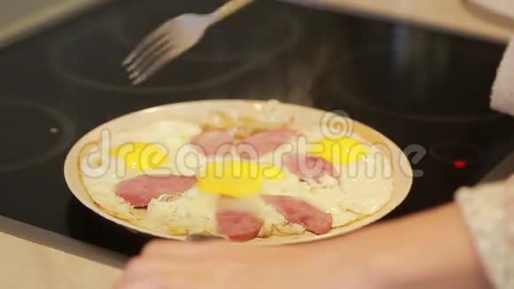 煎鸡蛋和火腿在锅里作为早餐烹饪视频的预览图