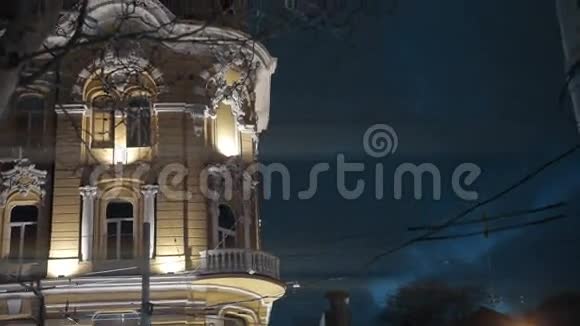 冬季寒冷的夜晚旧建筑照明灯视频的预览图