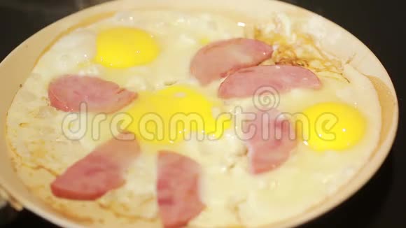 煎鸡蛋和火腿在锅里作为早餐烹饪视频的预览图