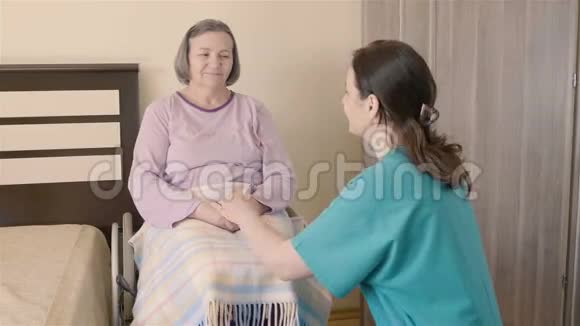 在养老院坐轮椅的老年妇女视频的预览图