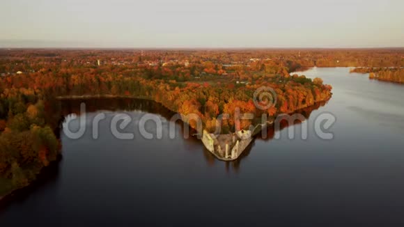 秋季空中景观老科克尼斯城堡遗址和多加瓦河位于科克尼斯拉脱维亚视频的预览图
