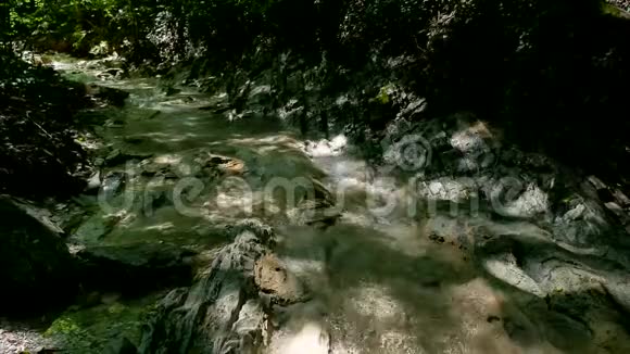 带岩石的小山河水河在山上野生动物美丽的风景自然视频的预览图