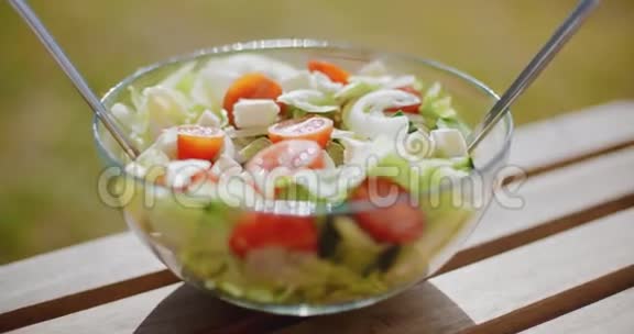 一碗新鲜的混合绿色沙拉视频的预览图