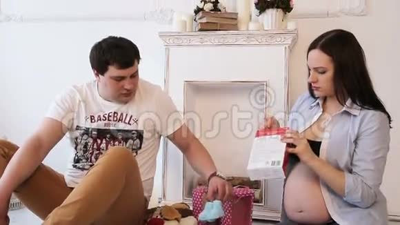 孕妇及其丈夫和新生儿服装视频的预览图