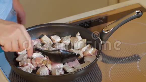 烤牛肉热锅烤肥饭视频的预览图